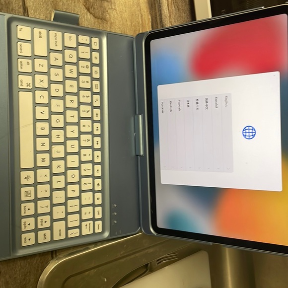 11”iPad pro Wi-Fi 256GB - silver with case. Brand New